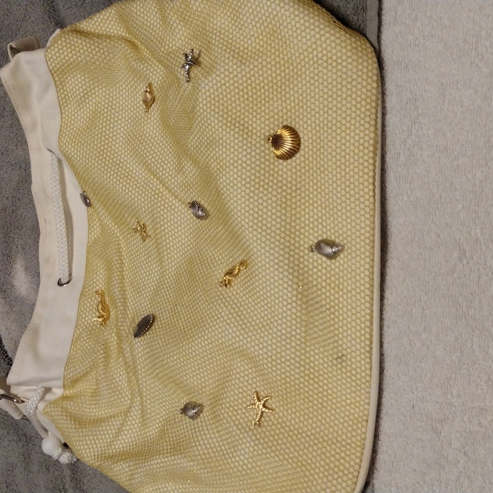 Vintage Women's, handbag and matching toe sandal in gold. - Picture 6 of 9
